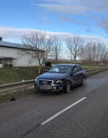 V Kolárove sa stala dopravná nehoda troch osobných vozidiel a kamióna.