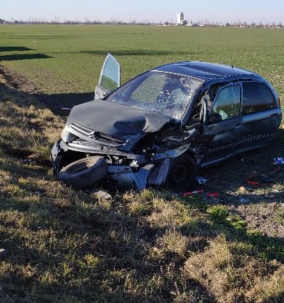 V obci Tôň na odbočke na Zemiansku Olču sa zrazili dve osobné vozidlá.