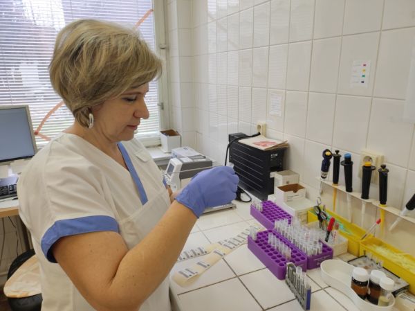 Nemocnica Agel Komárno na oddelení klinickej biochémie realizovala v roku 2021 takmer dva milióny vyšetrení.