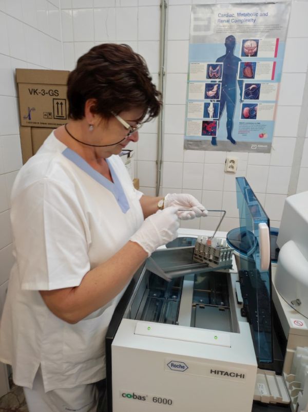 Nemocnica Agel Komárno na oddelení klinickej biochémie realizovala v roku 2021 takmer dva milióny vyšetrení.