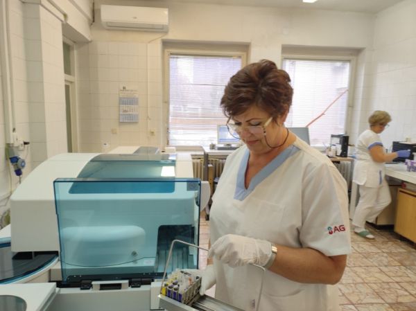 Nemocnica Agel Komárno na oddelení klinickej biochémie realizovala v roku 2021 takmer dva milióny vyšetrení.