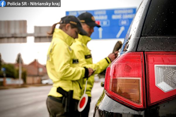 Policajti z Komárna počas nočnej hliadky chytili dvoch vodičov pod vplyvom omamných látok