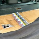 Policajti zo Zemianskej Olče kontrolovali vodiča, ktorý vo vozidle viezol 100.000 kusov cigariet