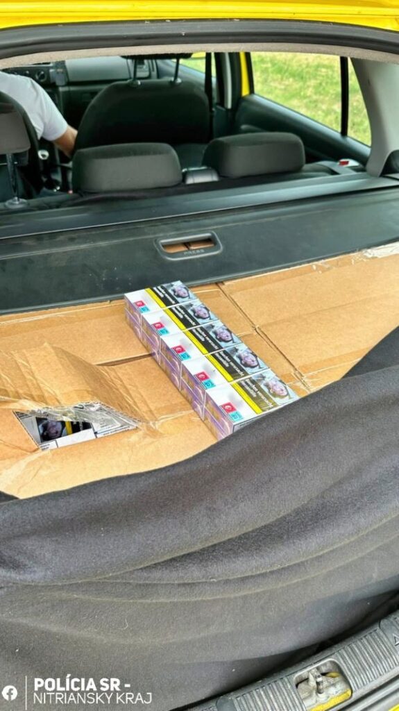 Policajti zo Zemianskej Olče kontrolovali vodiča, ktorý vo vozidle viezol 100.000 kusov cigariet.
