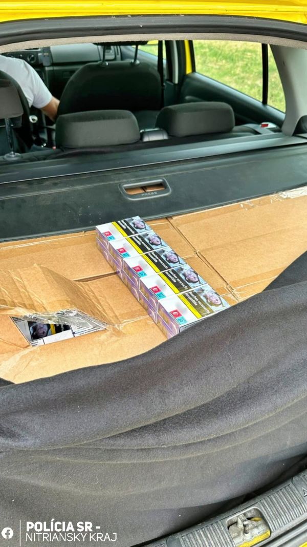 Policajti zo Zemianskej Olče kontrolovali vodiča, ktorý vo vozidle viezol 100.000 kusov cigariet