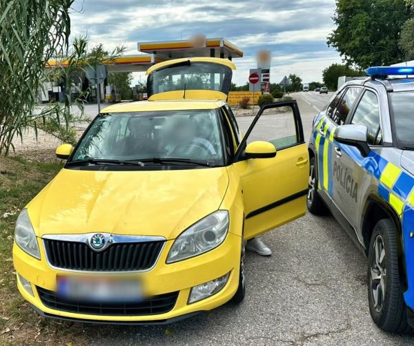 Policajti zo Zemianskej Olče kontrolovali vodiča, ktorý vo vozidle viezol 100.000 kusov cigariet.